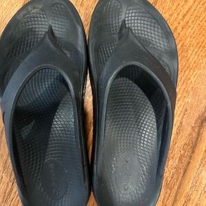OOFOS Black Ergonomic Sandals Mens 6 Womens 8